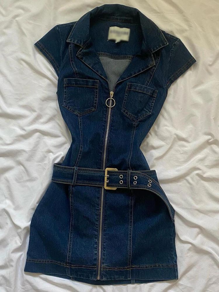 Y2K-style sleeveless, fitted, waist-cinching denim dress