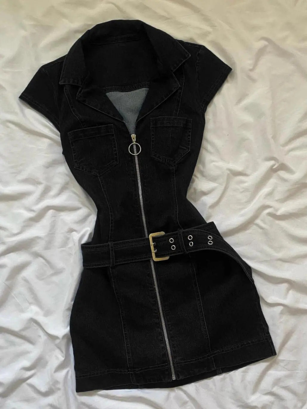 Y2K-style sleeveless, fitted, waist-cinching denim dress