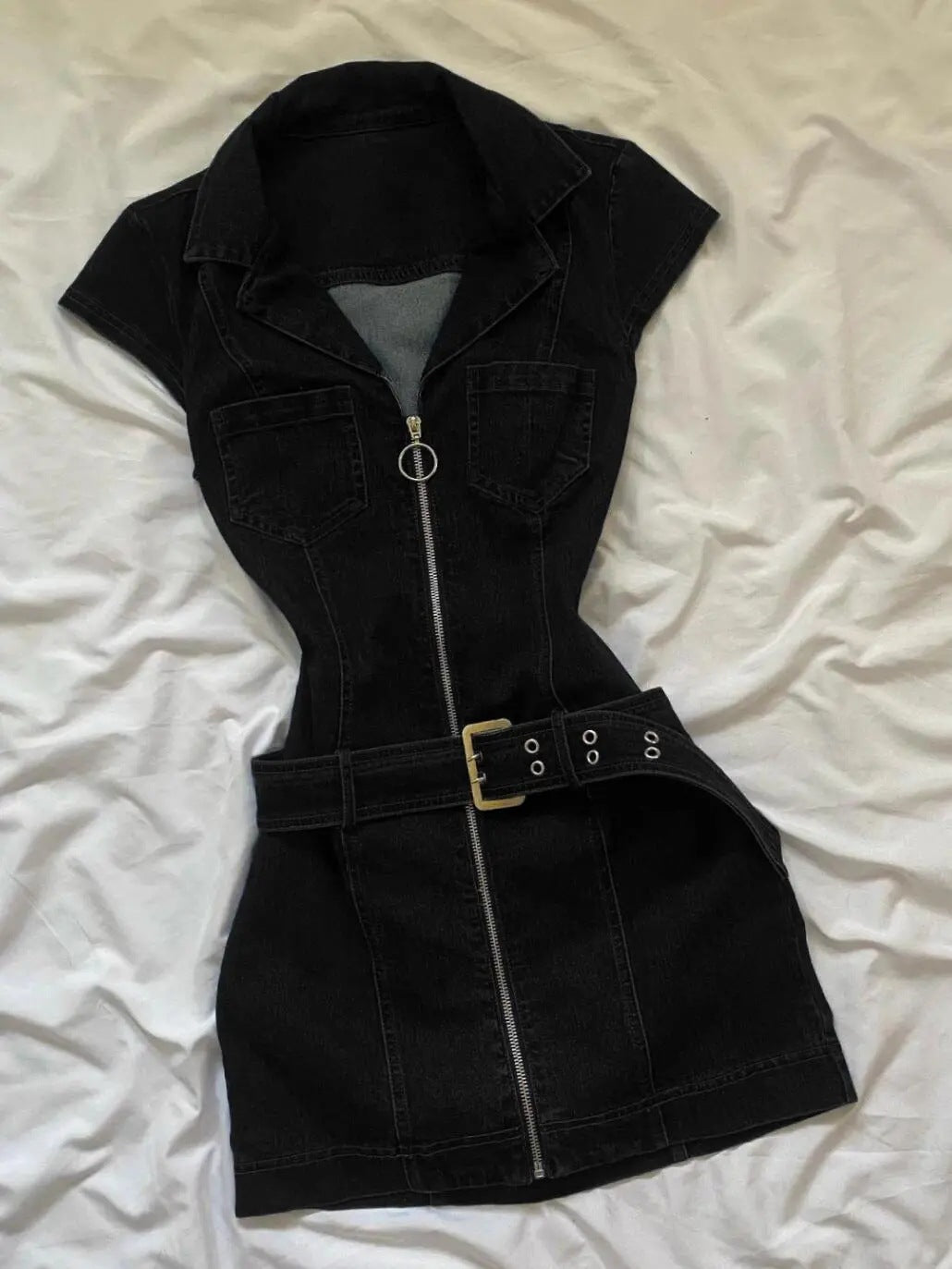 Y2K-style sleeveless, fitted, waist-cinching denim dress