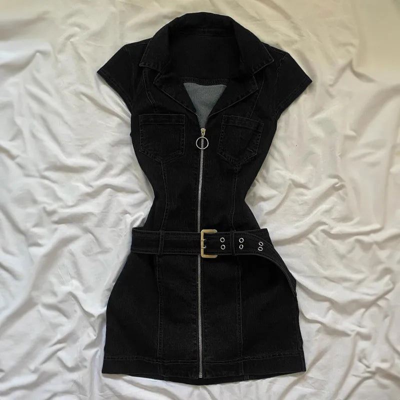Y2K-style sleeveless, fitted, waist-cinching denim dress
