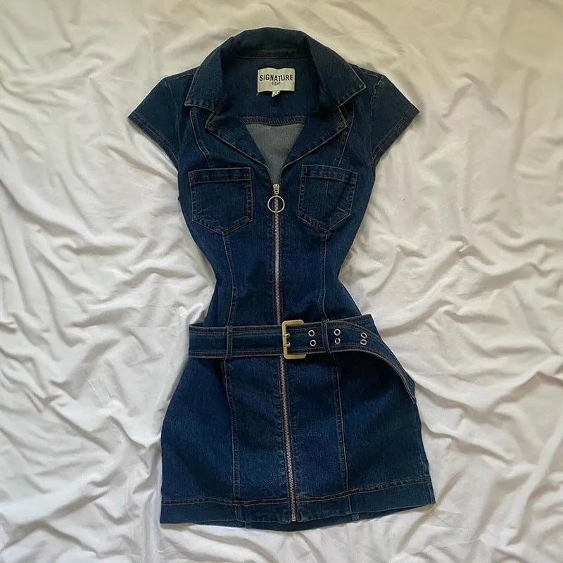 Y2K-style sleeveless, fitted, waist-cinching denim dress