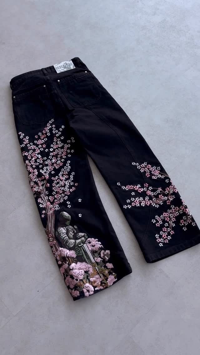 Vintage-Style Wide-Leg Jeans with Intricate Embroidery