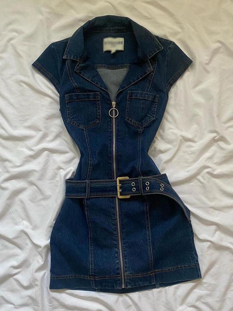 Y2K-style sleeveless, fitted, waist-cinching denim dress