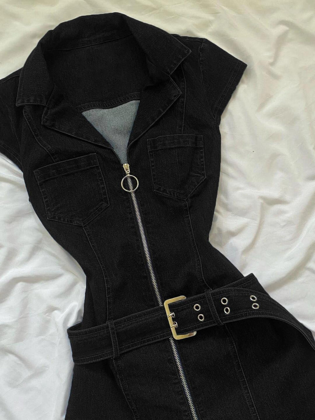Y2K-style sleeveless, fitted, waist-cinching denim dress