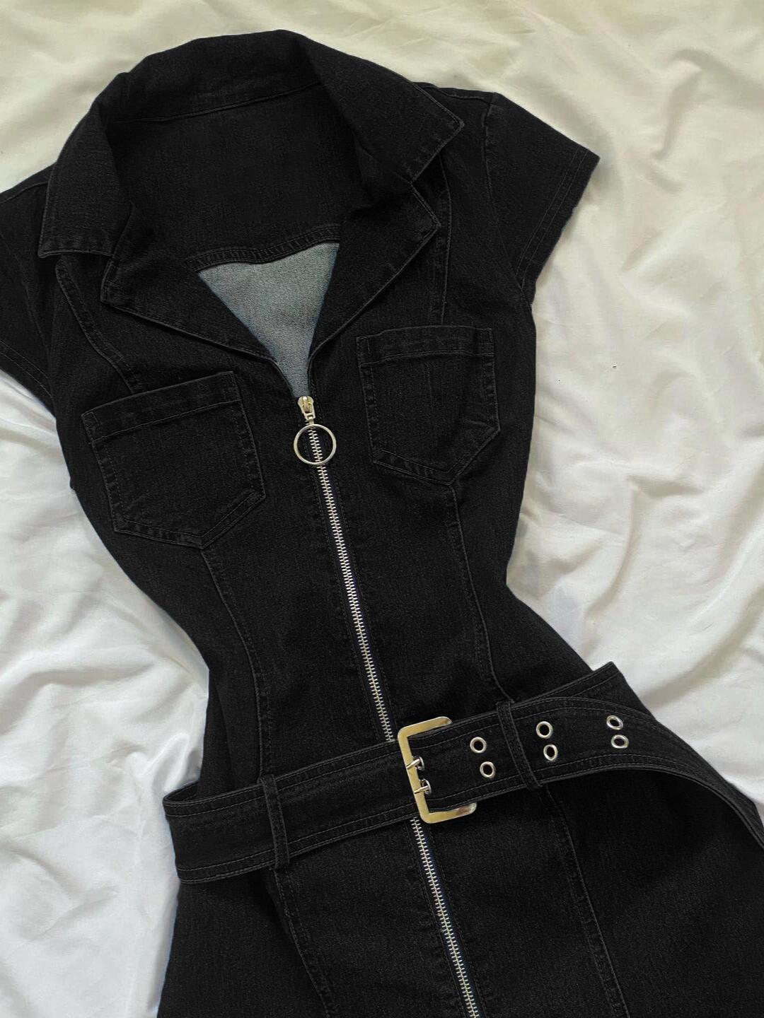 Y2K-style sleeveless, fitted, waist-cinching denim dress