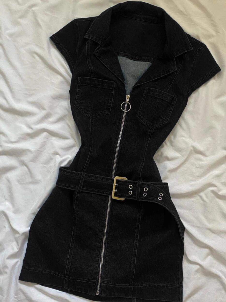 Y2K-style sleeveless, fitted, waist-cinching denim dress