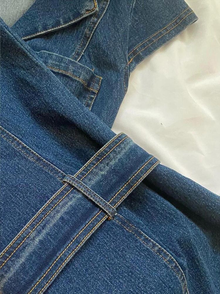 Y2K-style sleeveless, fitted, waist-cinching denim dress