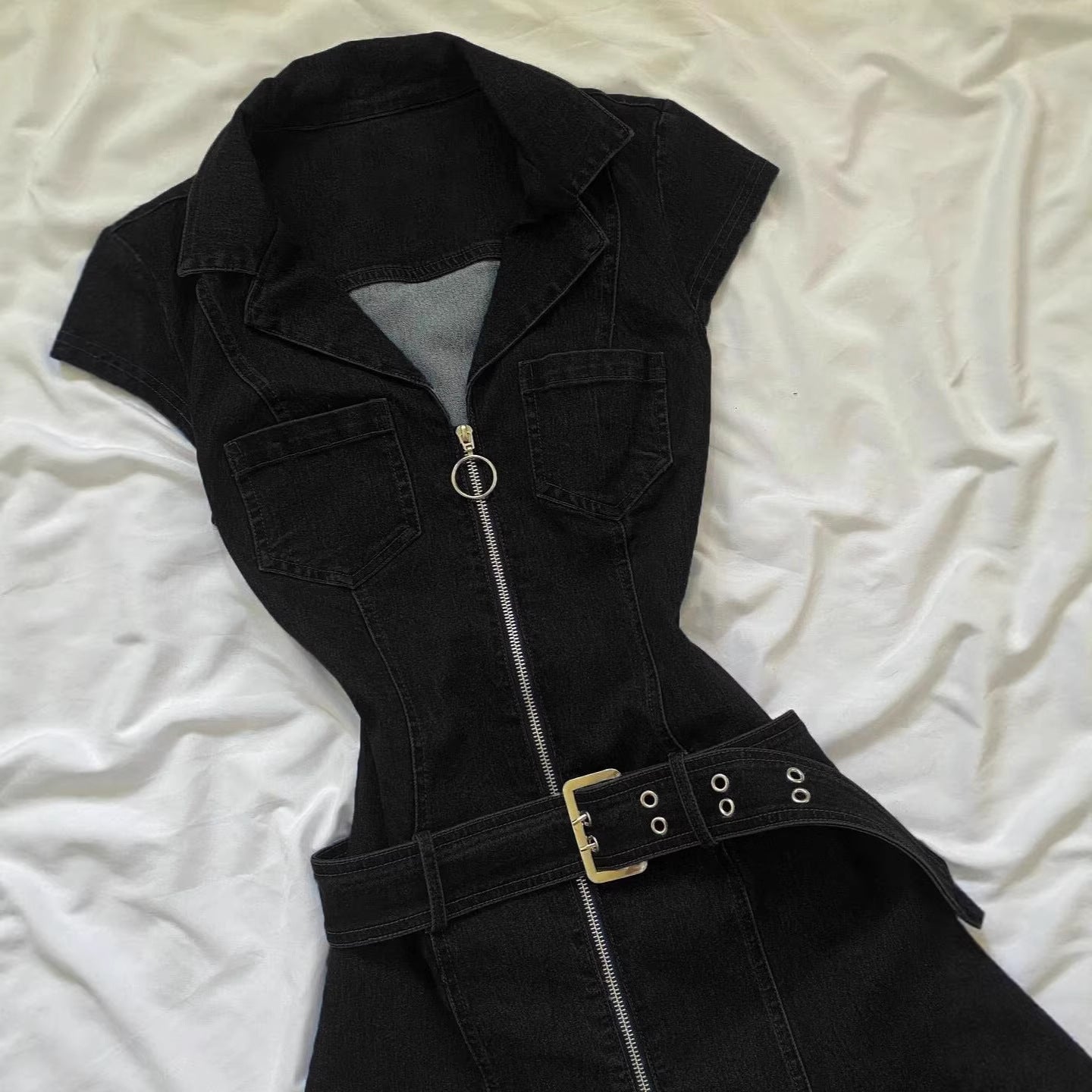 Y2K-style sleeveless, fitted, waist-cinching denim dress