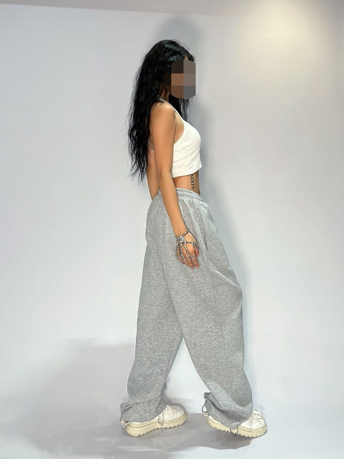 Y2K wide-leg loose-fit casual sweatpants.