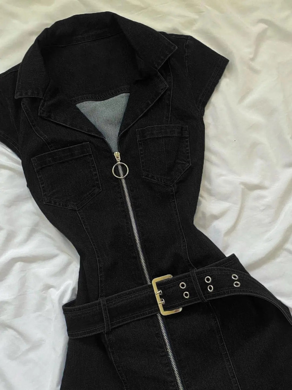 Y2K-style sleeveless, fitted, waist-cinching denim dress