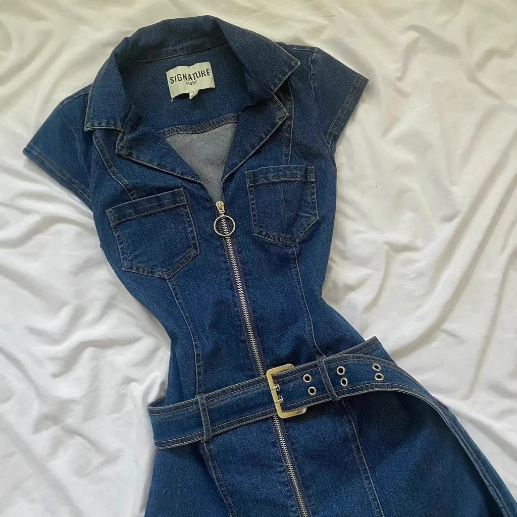Y2K-style sleeveless, fitted, waist-cinching denim dress